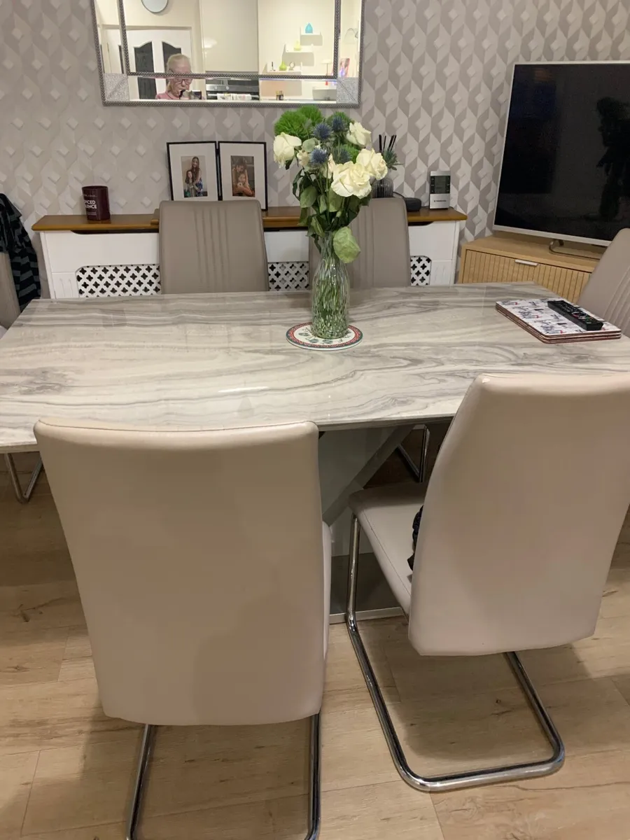 Table and six chairs - Image 1