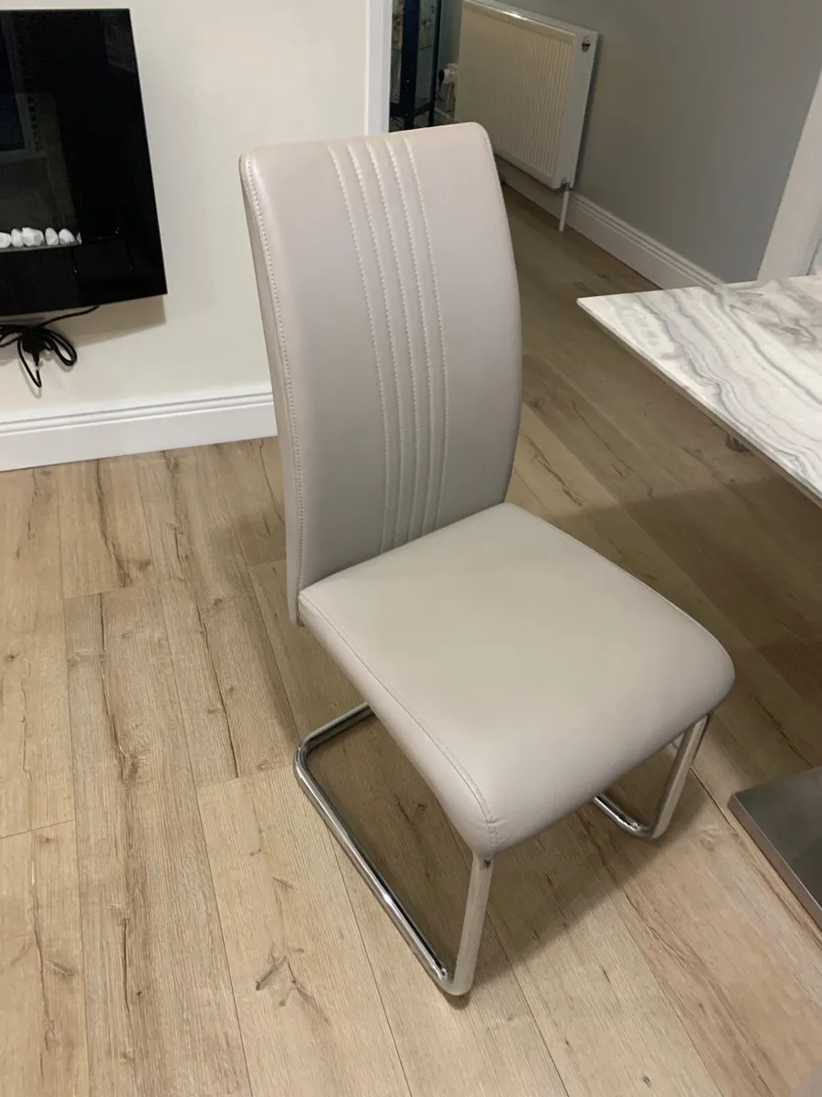 Table and six chairs - Image 2