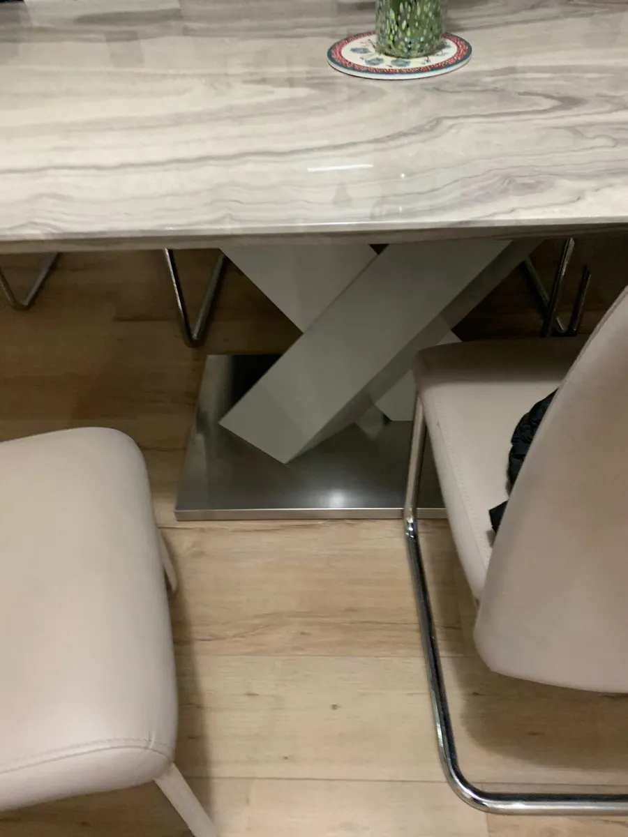 Table and six chairs - Image 3