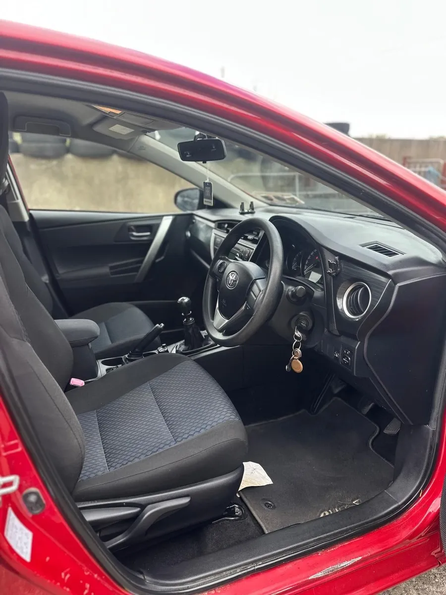 Toyota Auris 2015 - Image 2