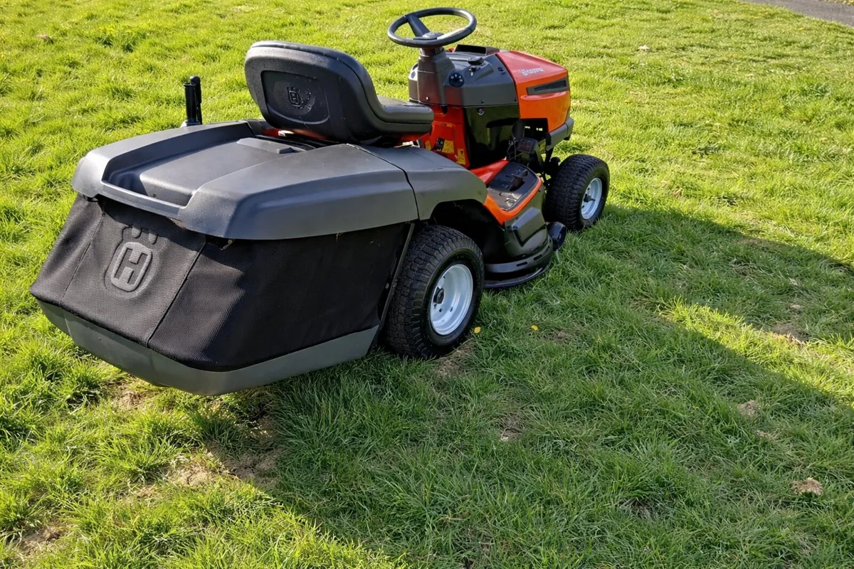 Husqvarna ride on lawnmower - Image 3