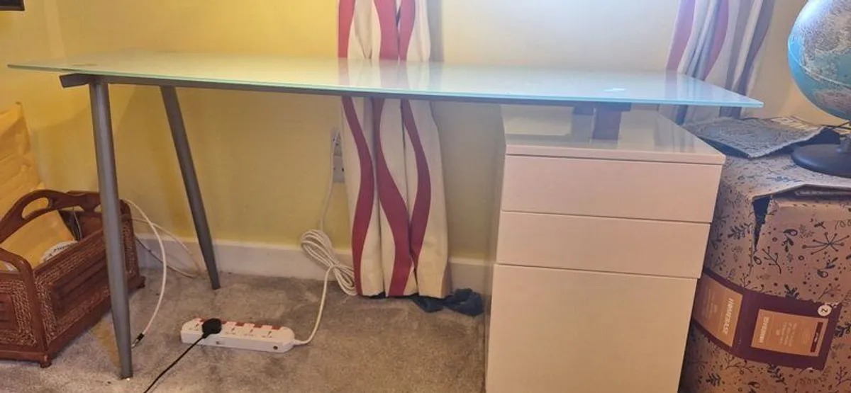 Computer table & chair & lamp - Image 1