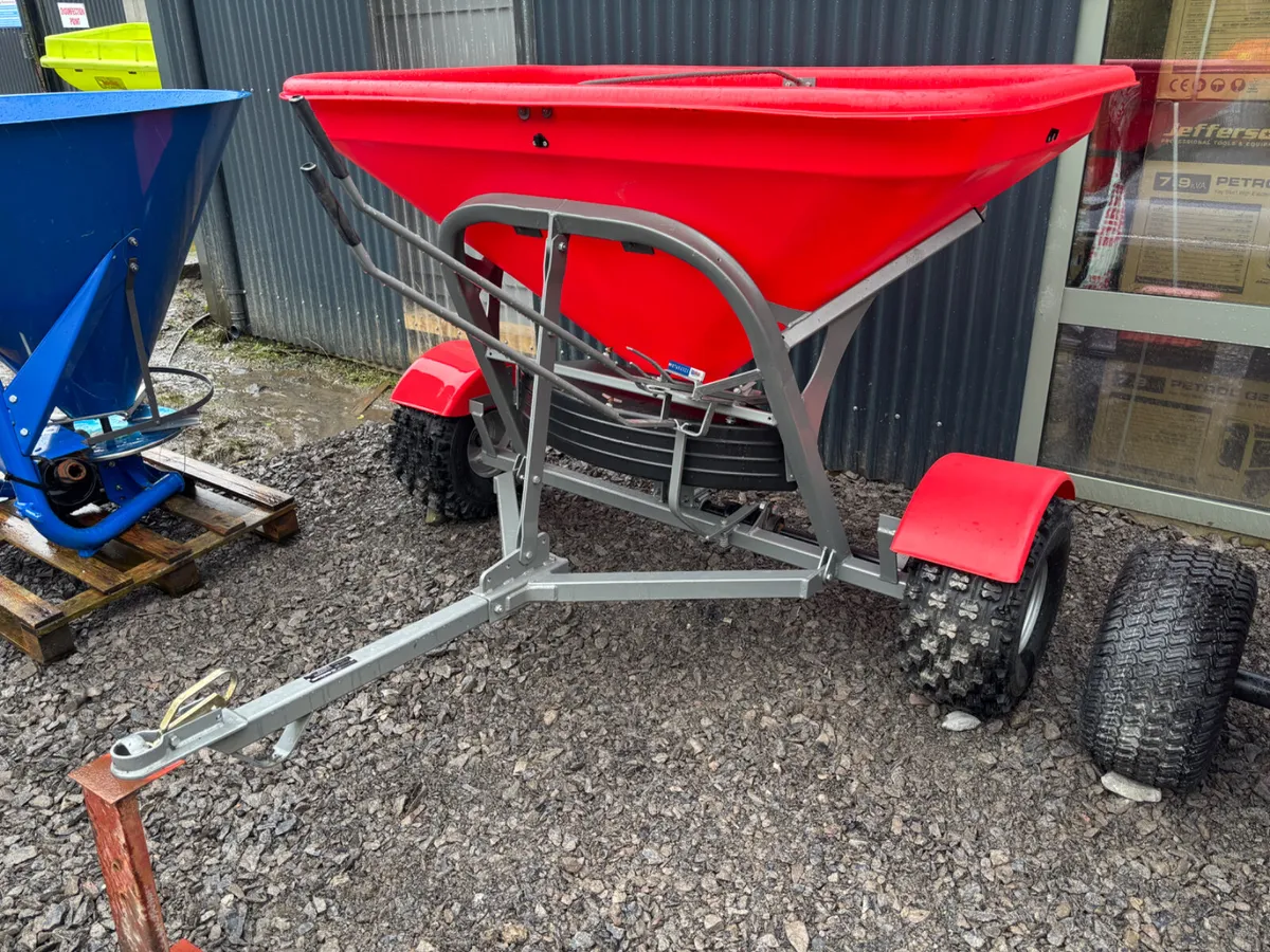 Fertilizer spreader - Image 1