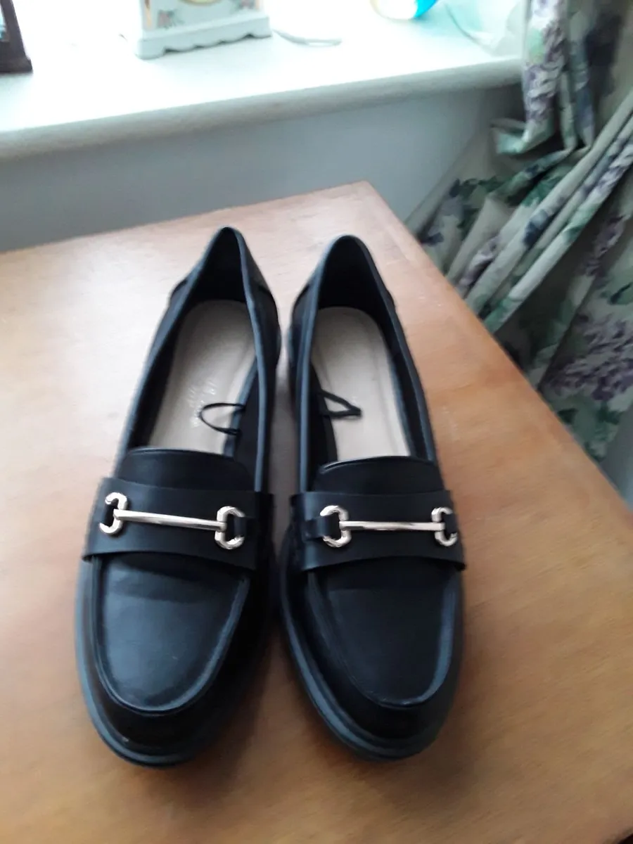Ladies brand new black flat heel shoes size 7 - Image 1