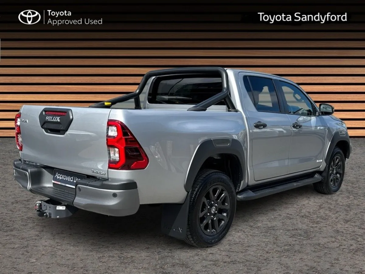 Toyota Hilux 2.8 INVINCIBLE AUTOMATIC // HEATED LE - Image 2