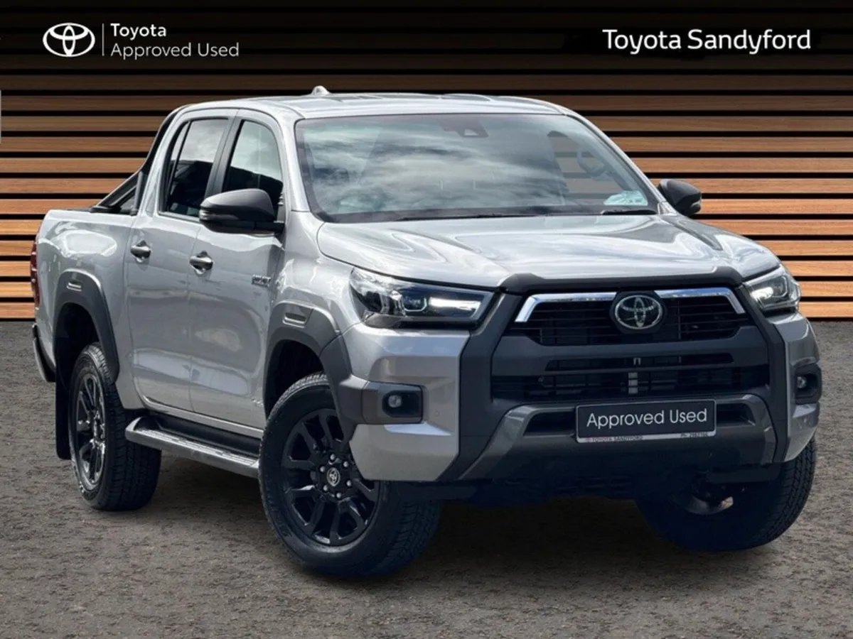 Toyota Hilux 2.8 INVINCIBLE AUTOMATIC // HEATED LE - Image 1