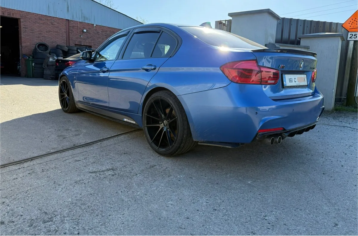 BMW 320d M-Sport damaged - Image 2