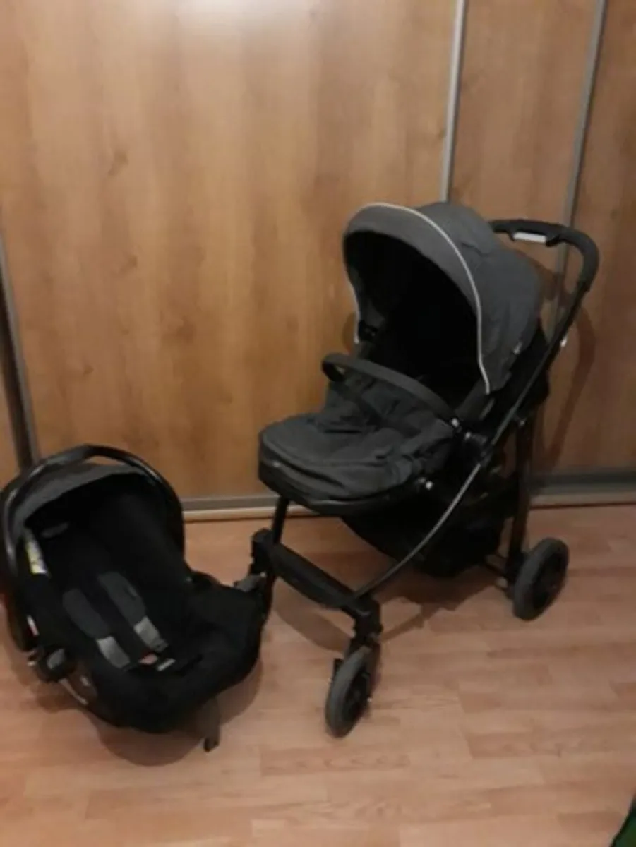 Graco Evo travel system (pram/car seat) - Image 1