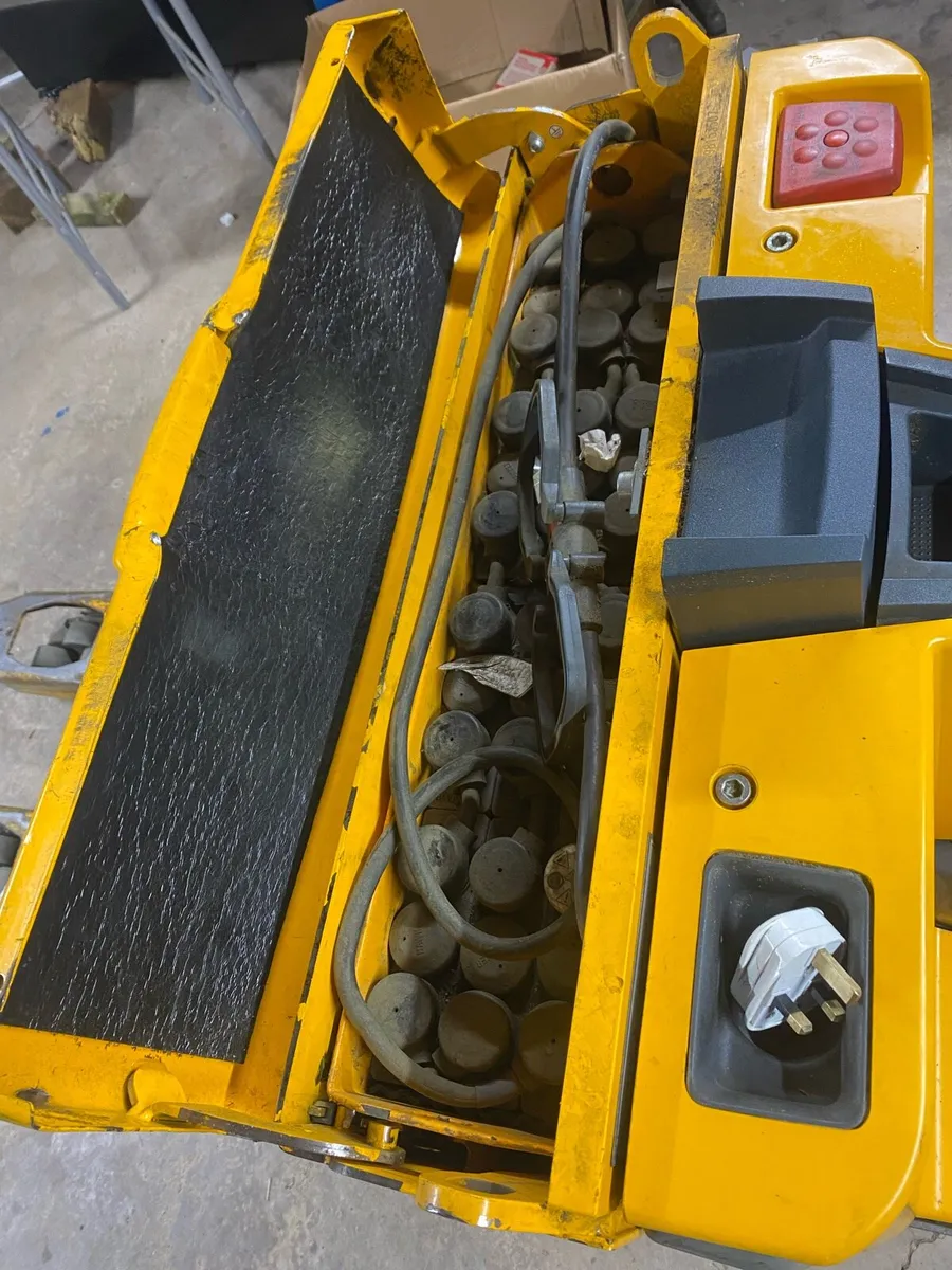 Jungheinrich electric pallet truck - Image 3