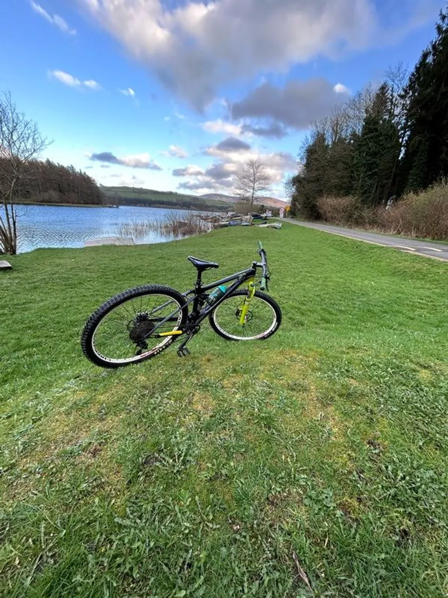 Canyon Lux cf full carbon bike medium frame 29 and comes with full face Fox Rampage helmet - Image 3