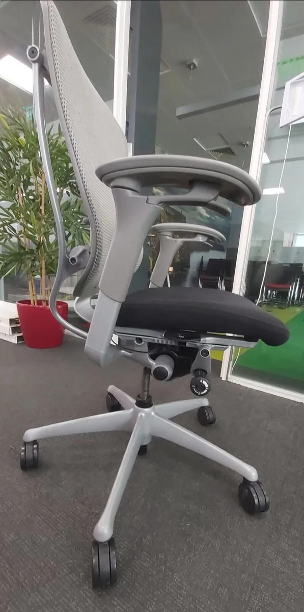 7 Premium Office Chairs, Contessa/Teknion - Image 4