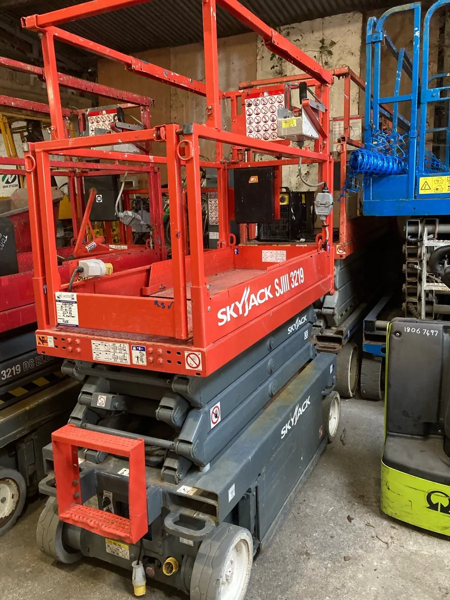 Skyjack Scissor Hoist - Image 2