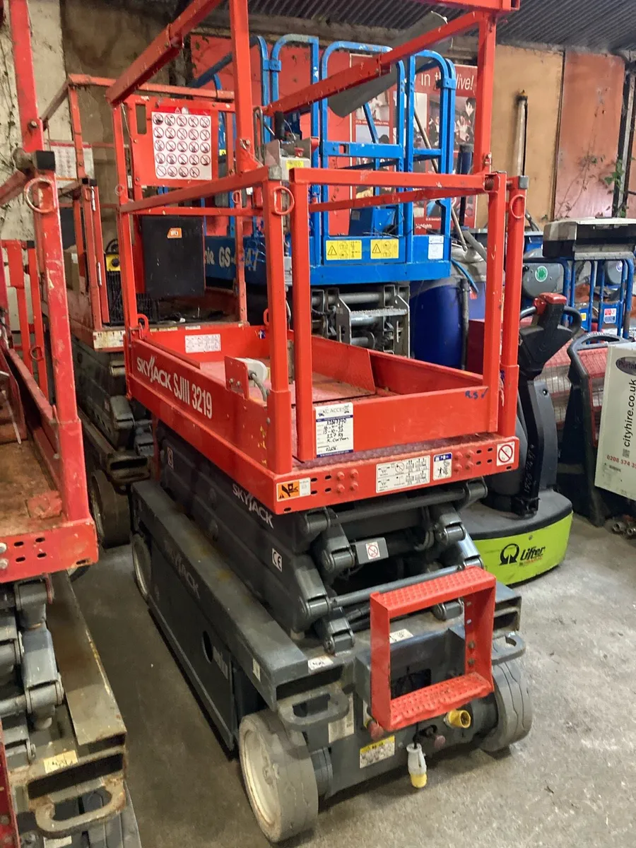 Skyjack Scissor Hoist - Image 1