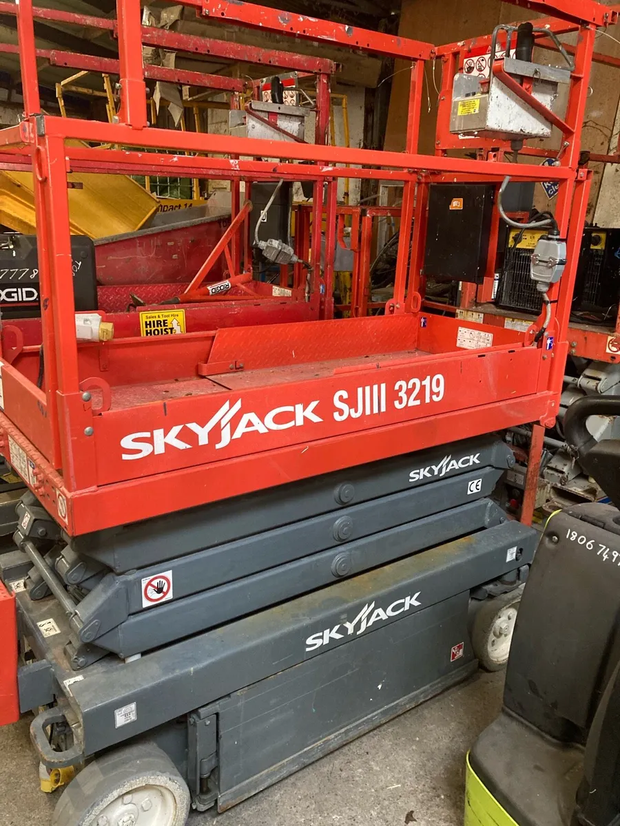 Skyjack Scissor Hoist - Image 4