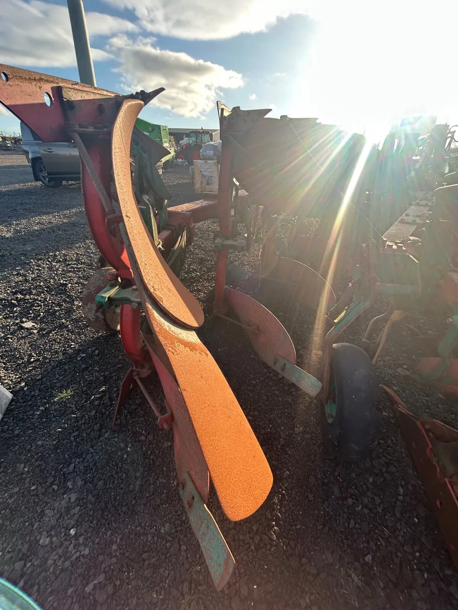 Kverneland model E 4 furrow reversible plough - Image 4