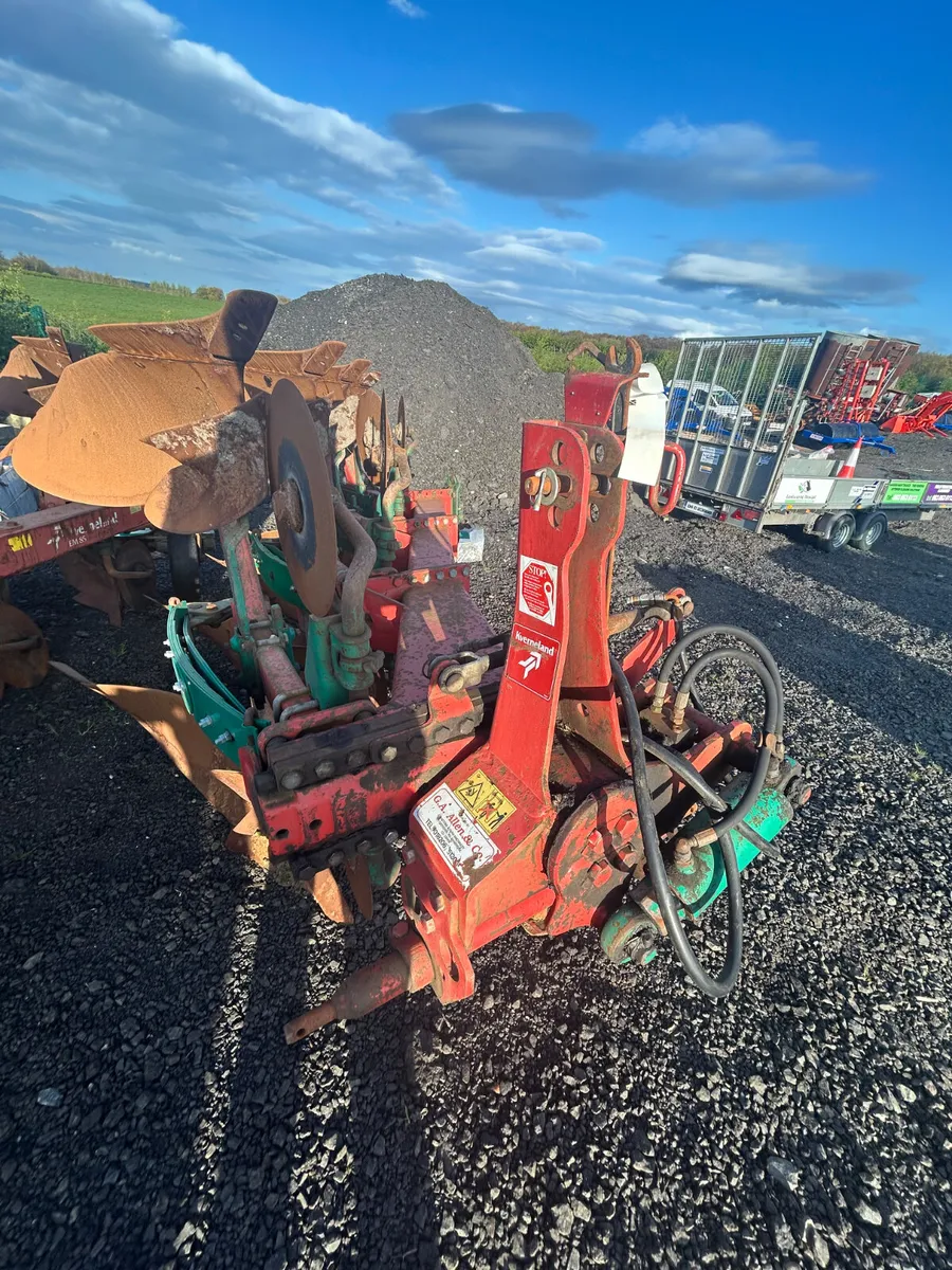 Kverneland model E 4 furrow reversible plough - Image 3