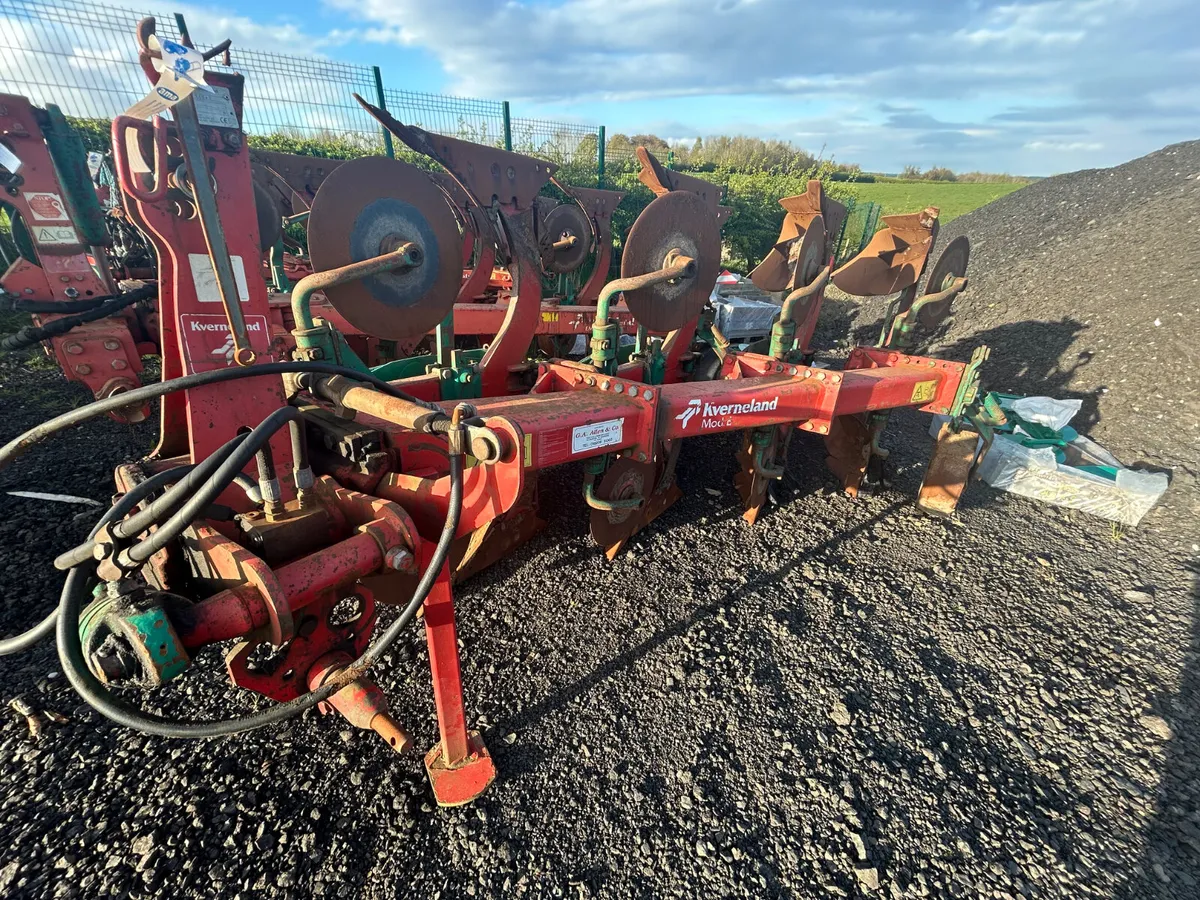 Kverneland model E 4 furrow reversible plough - Image 1