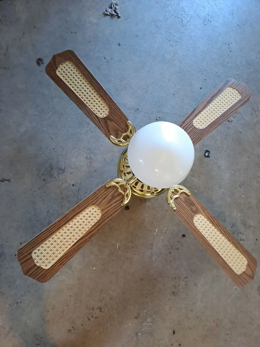 Ceiling fan with light - Image 1