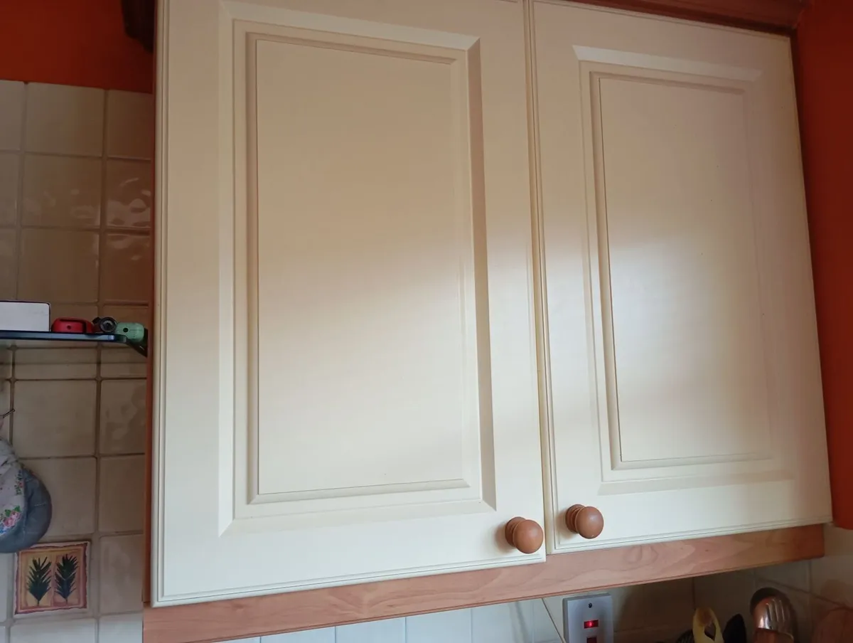 A cream shaker kitchen - Image 2