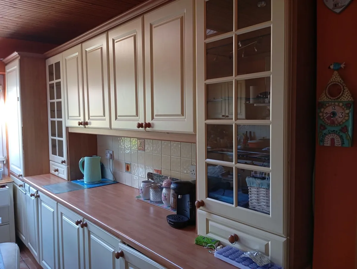 A cream shaker kitchen - Image 3