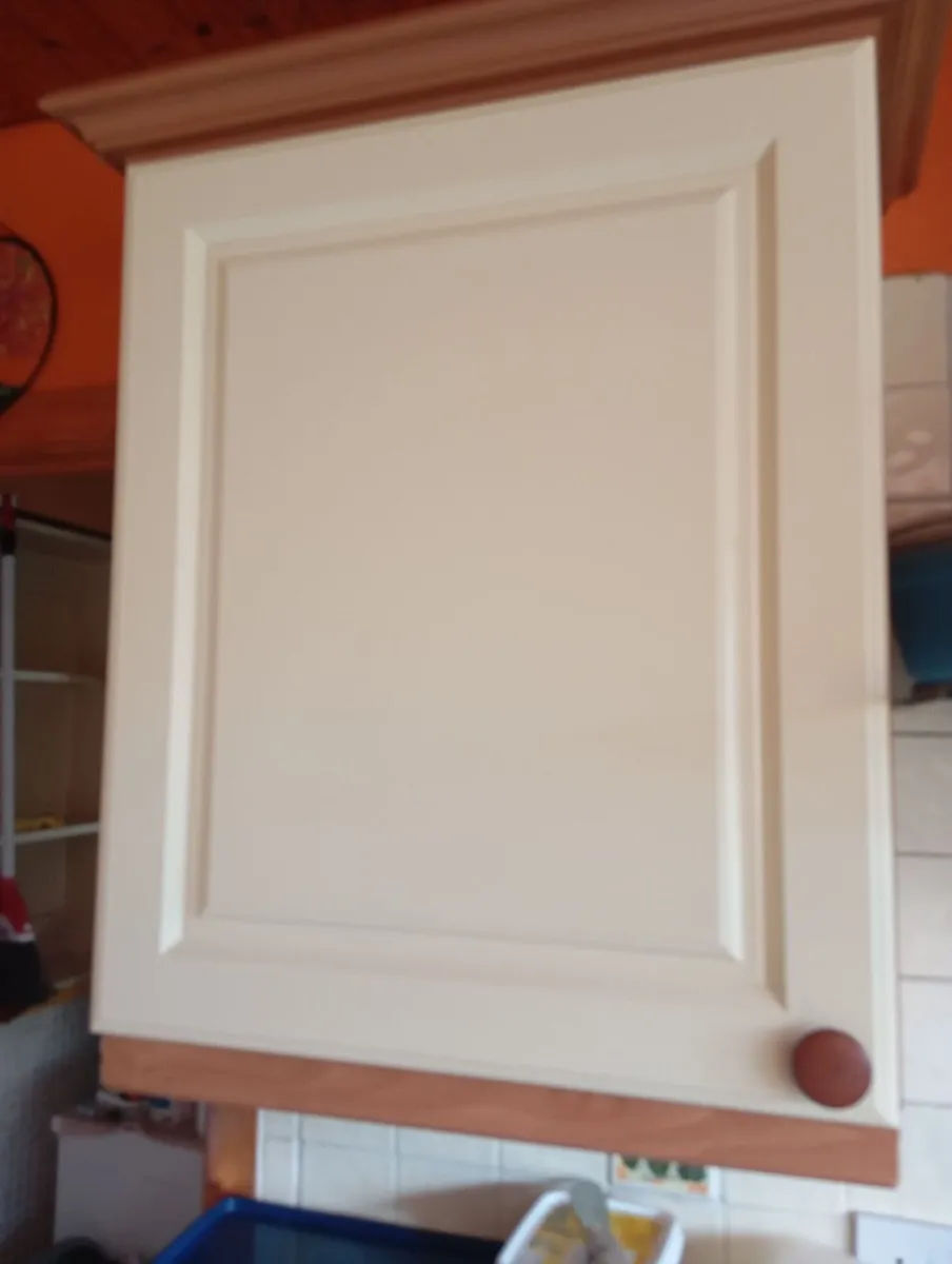 A cream shaker kitchen - Image 4