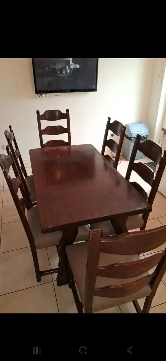 Oak table with 6 chairs - Image 1