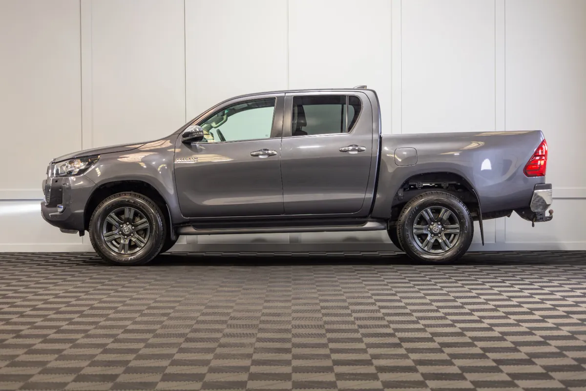 2025 Toyota Hilux SR5 5 Seat N1 Crewcab - Image 3