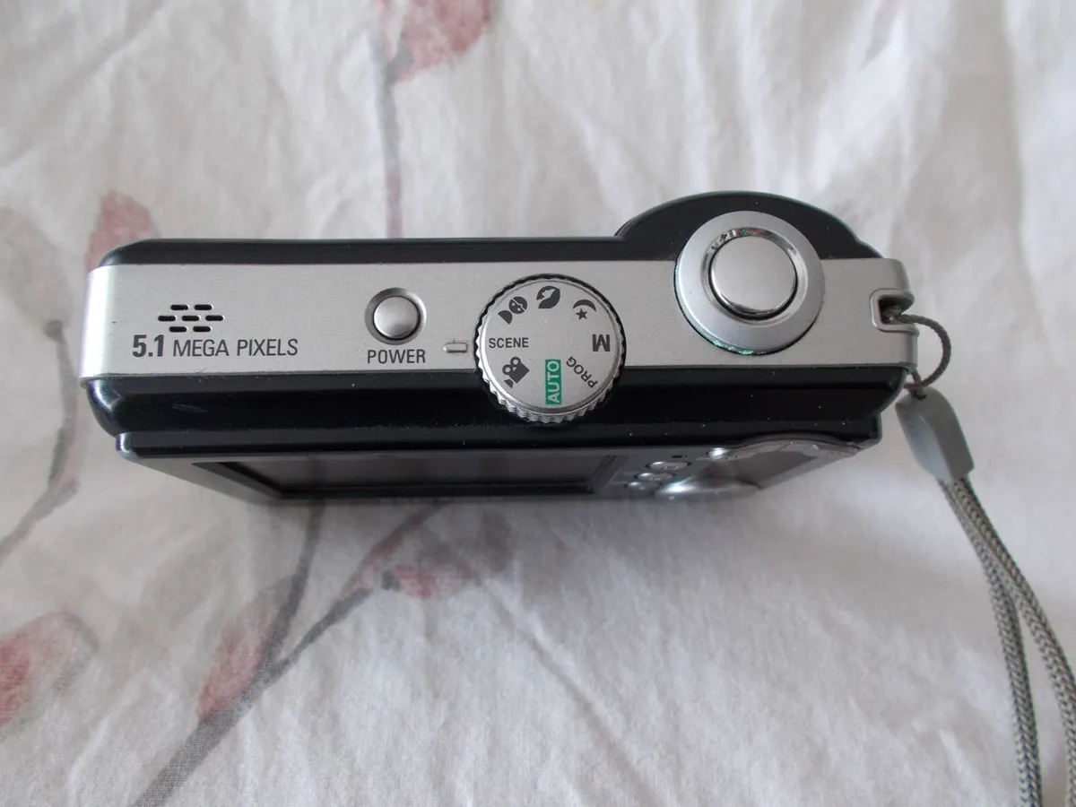 Two Samsung Digital Cameras - Image 4