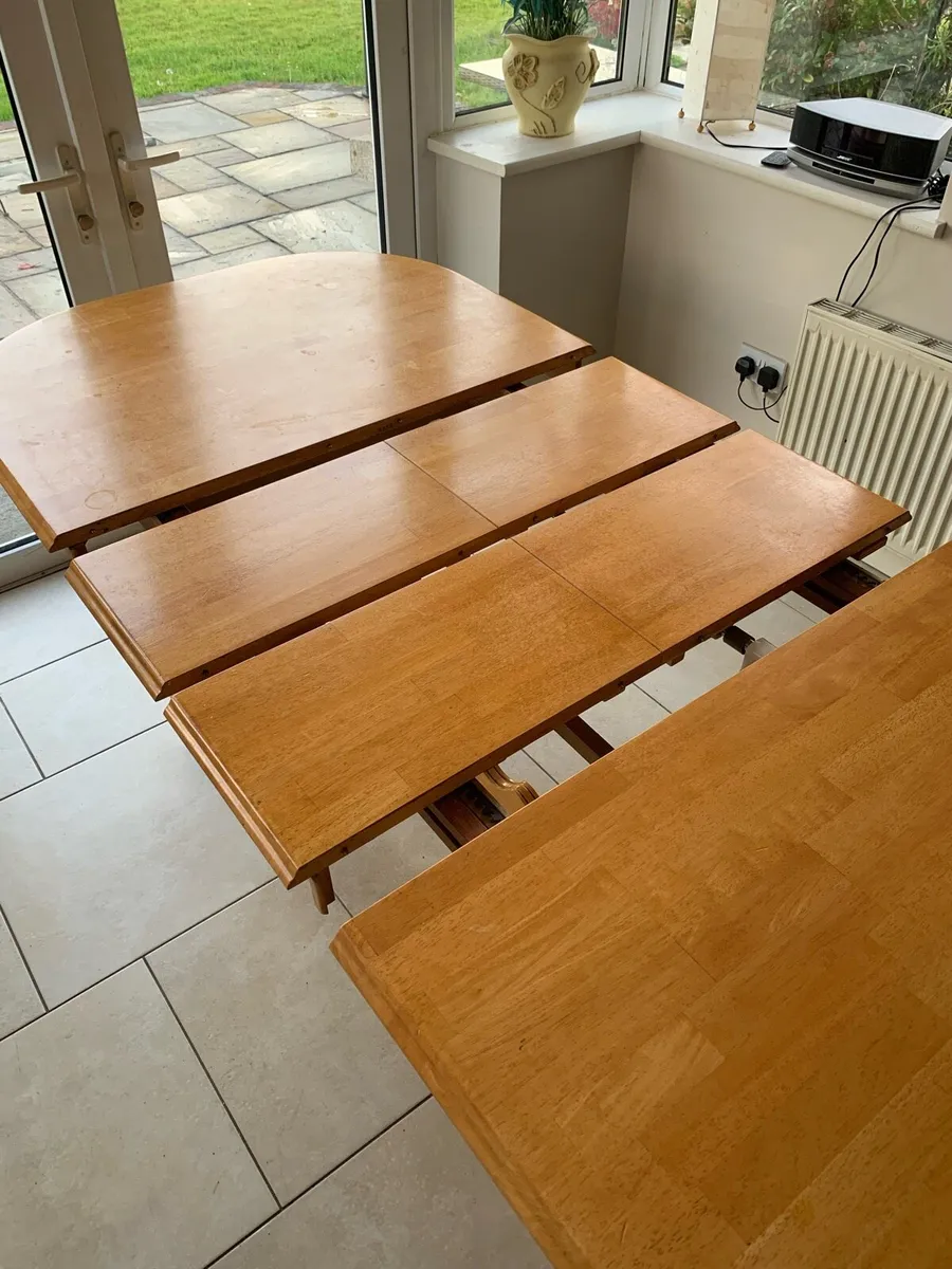 Extendable table and chairs - Image 2