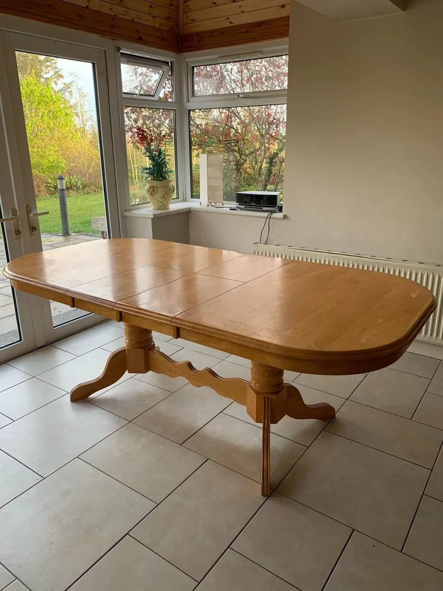 Extendable table and chairs - Image 3