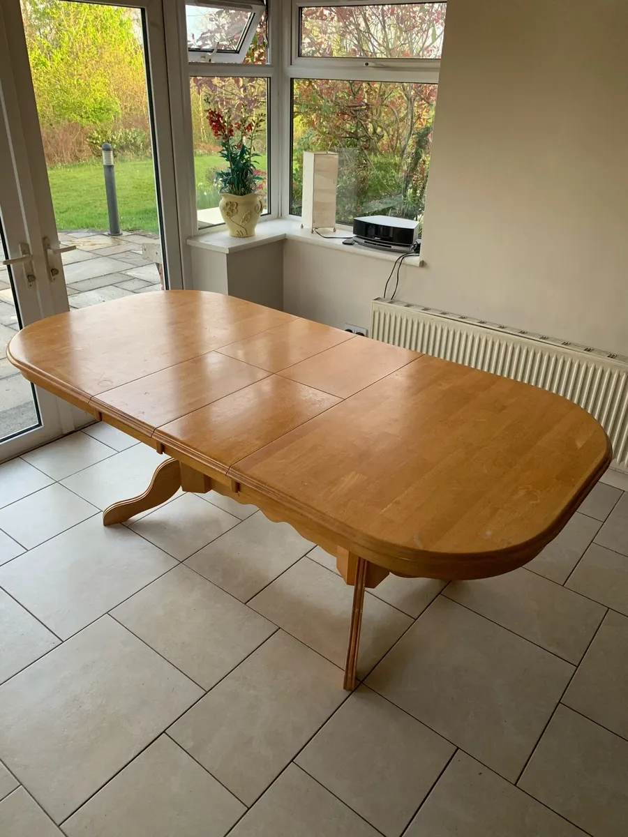 Extendable table and chairs - Image 4