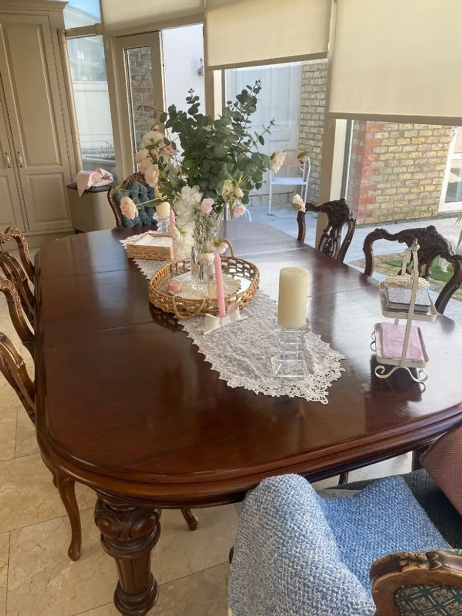Beautiful Mahogany Dining Table - Image 1