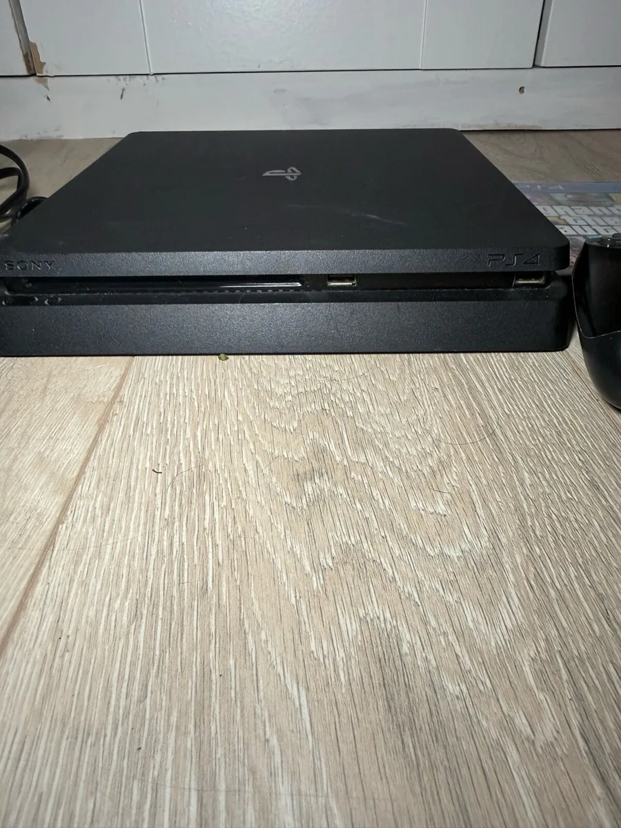 PS4slim 1TB comes with games & all attachments - Image 2