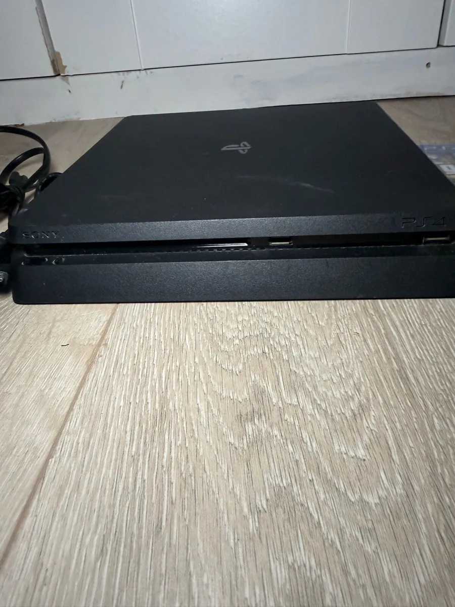 PS4slim 1TB comes with games & all attachments - Image 3