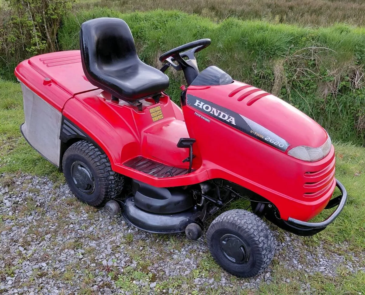 Honda Ride-On Mower. 2620 V-Twin 20.Hp - Image 1