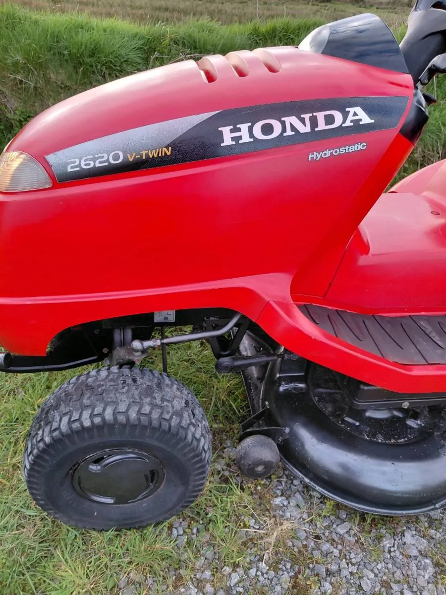 Honda Ride-On Mower. 2620 V-Twin 20.Hp - Image 3