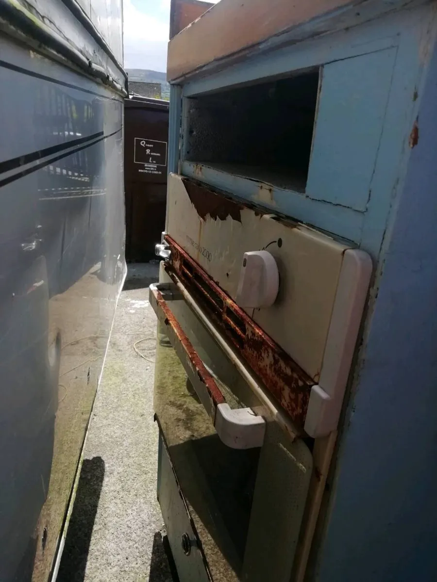 Full chocker out of a caravan for sale - Image 3