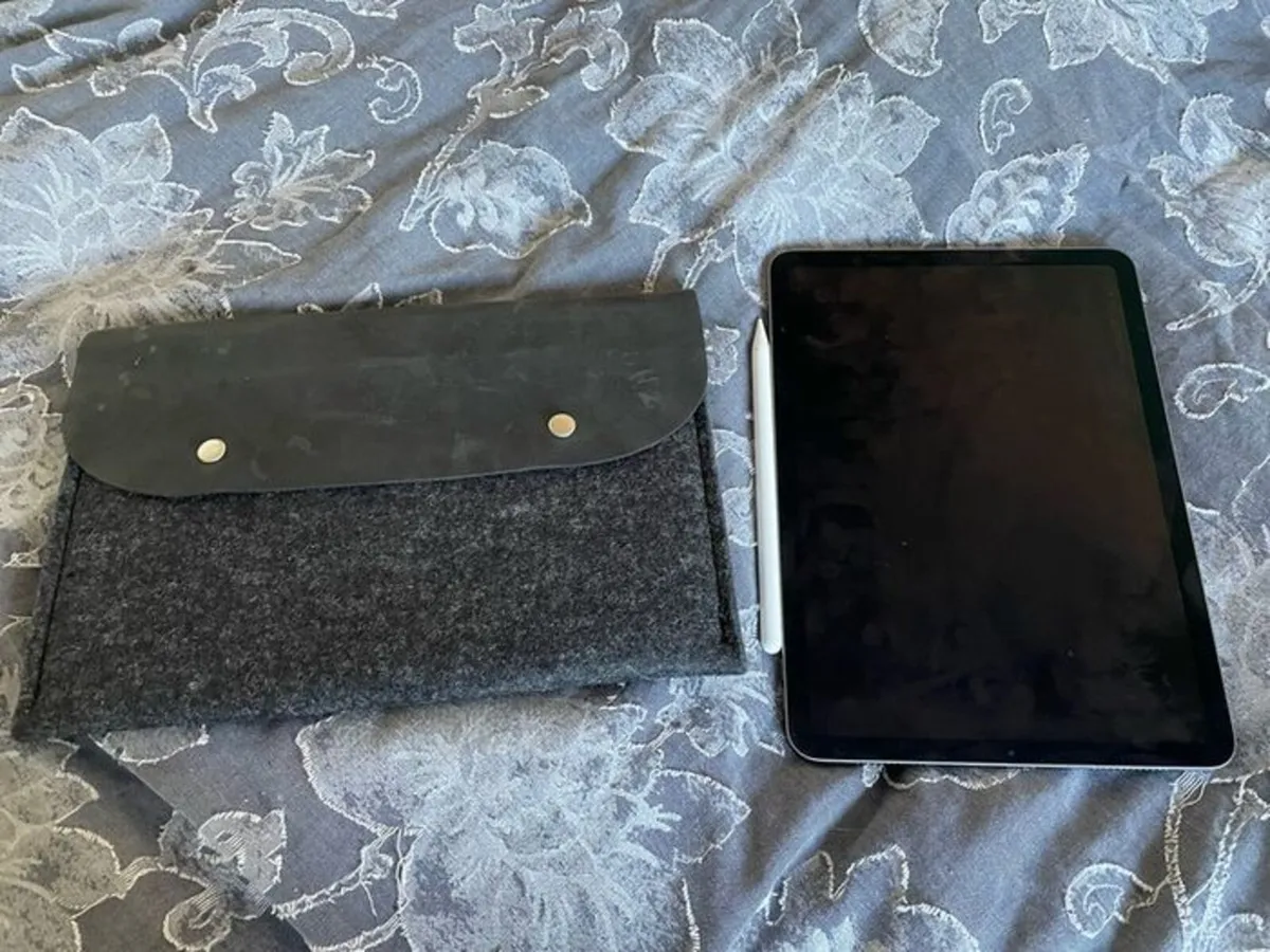 iPad Air 4th Gen 256gb + Apple Pencil & case