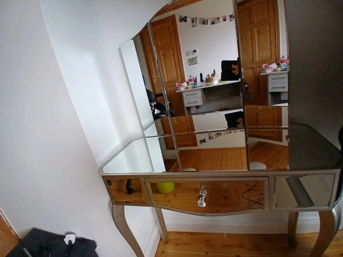 Dressing table - Image 1