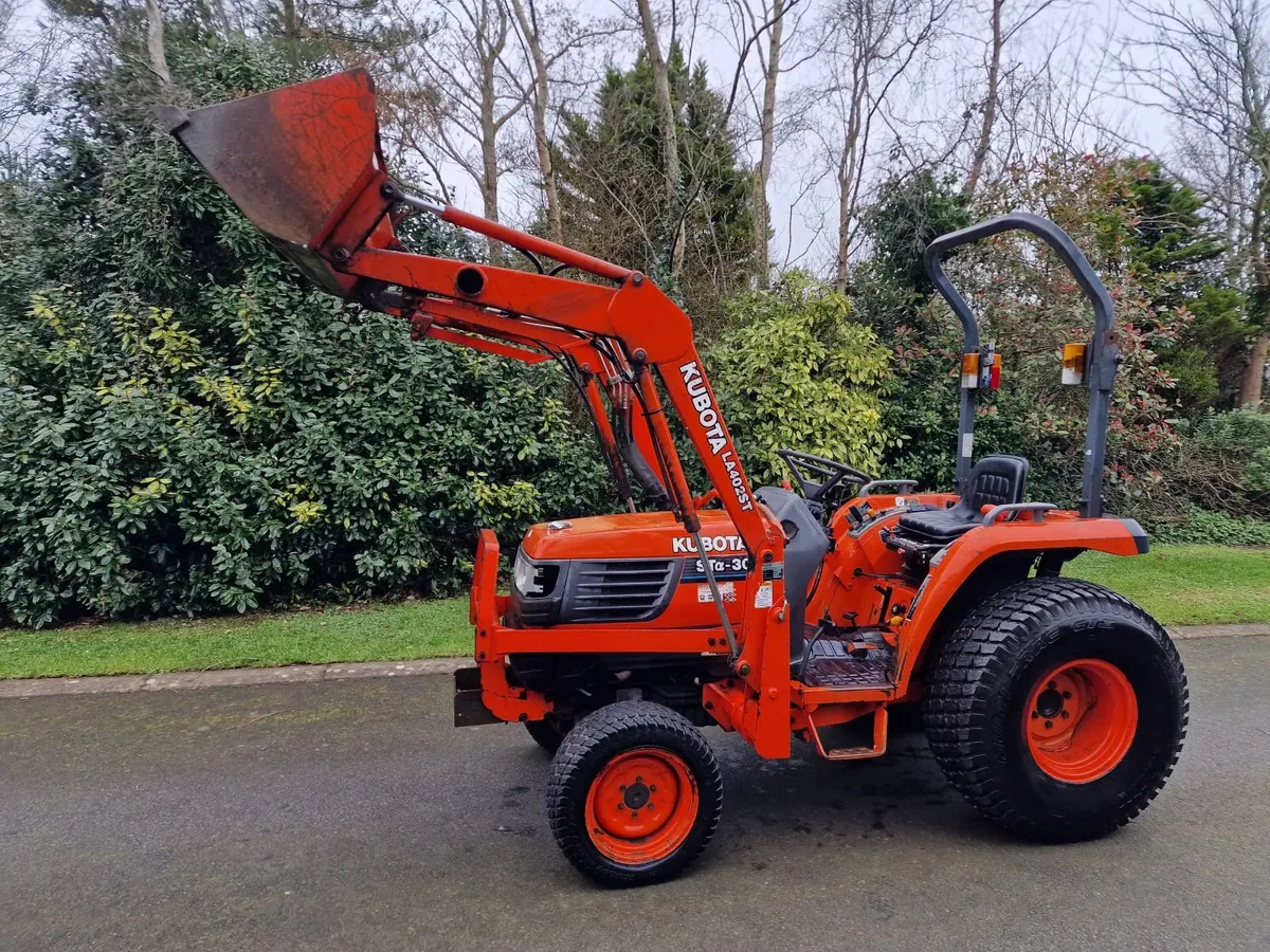 Kubota ST30 Compact Tractor with Loader - Image 2
