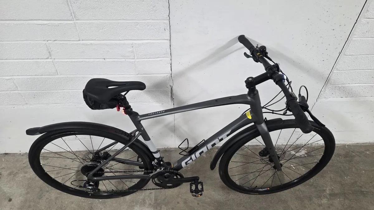 Giant Fastroad SL hybrid bike - Image 2