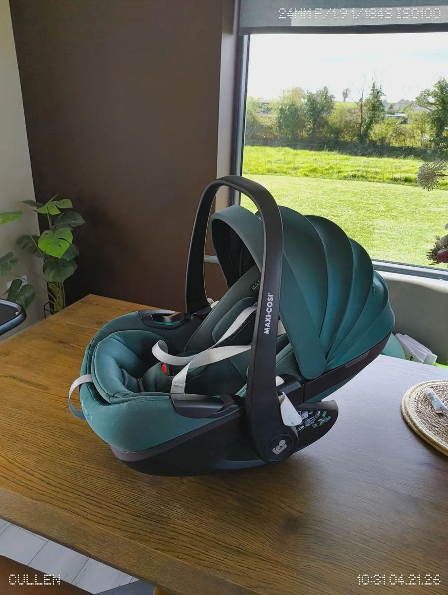 Maxi cozi Car seat and next to me crib - Image 1