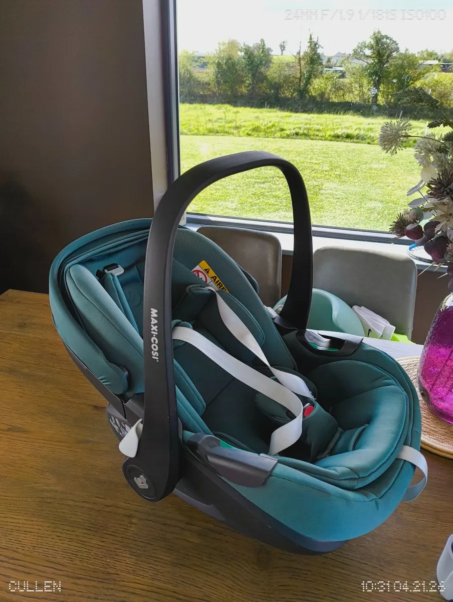 Maxi cozi Car seat and next to me crib - Image 2
