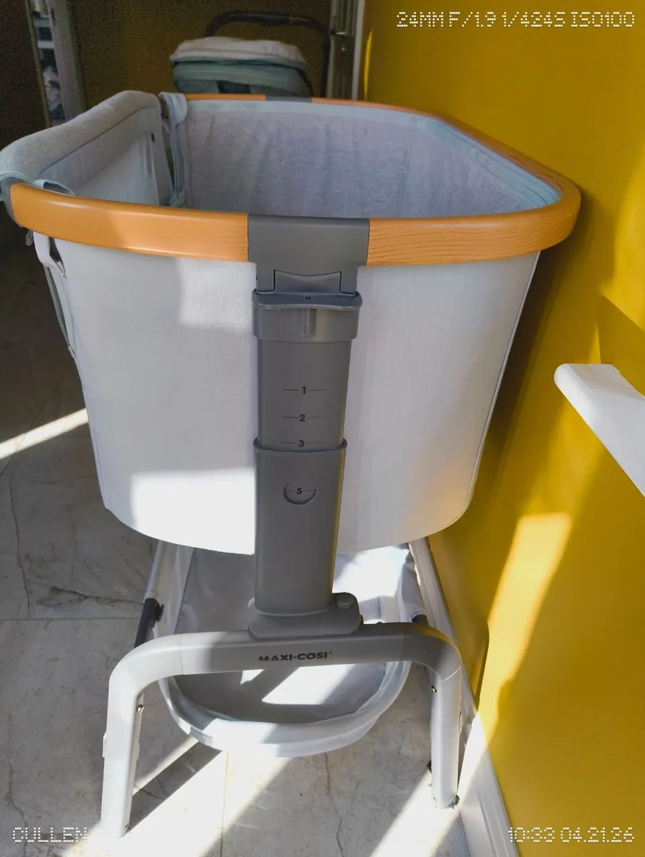 Maxi cozi Car seat and next to me crib - Image 4