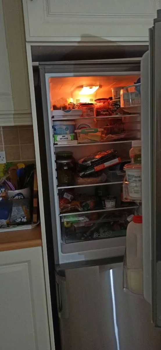 House contents fridge/freezer washing machine beds - Image 2