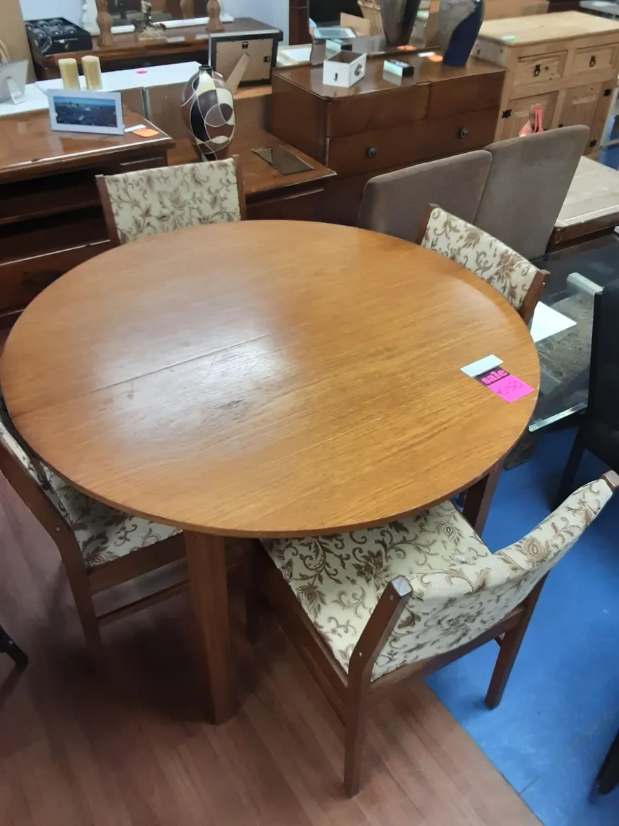 Oval Kitchen table and four chairs - Image 1