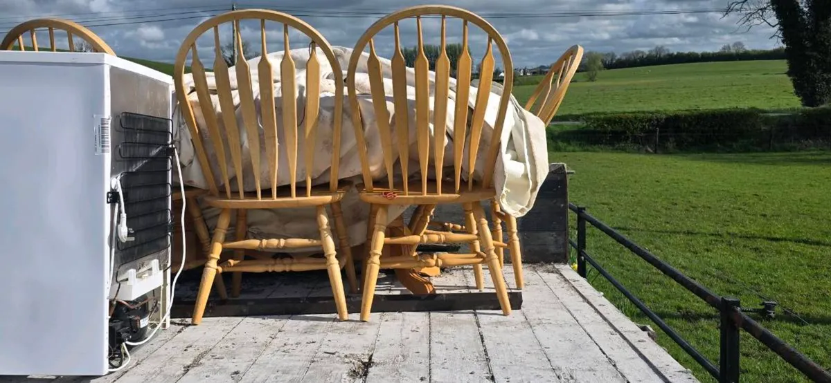 Free extendable table and chairs. - Image 2