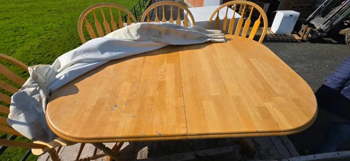 Free extendable table and chairs. - Image 1