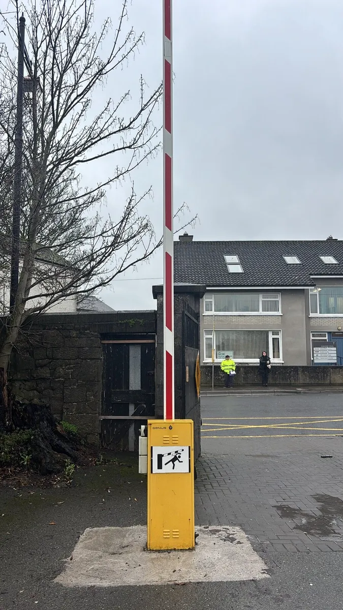 Carpark barrier read advert - Image 1