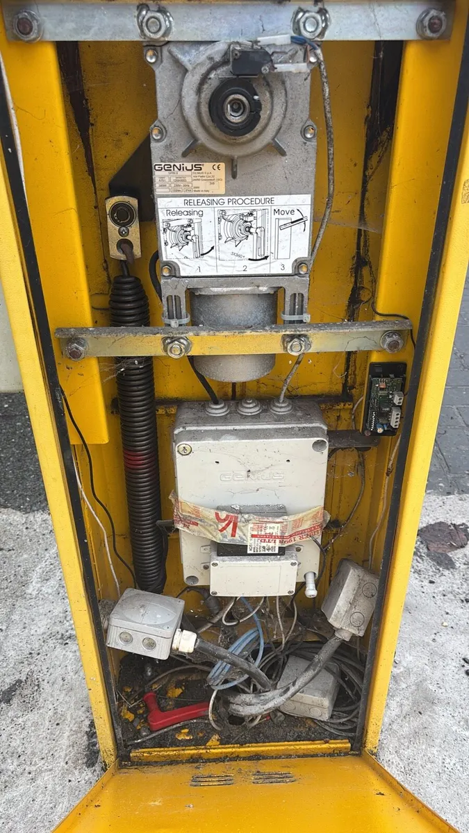 Carpark barrier read advert - Image 2